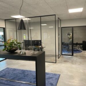 Indretning af glasvæg på kontor for bedre akustikmiljø