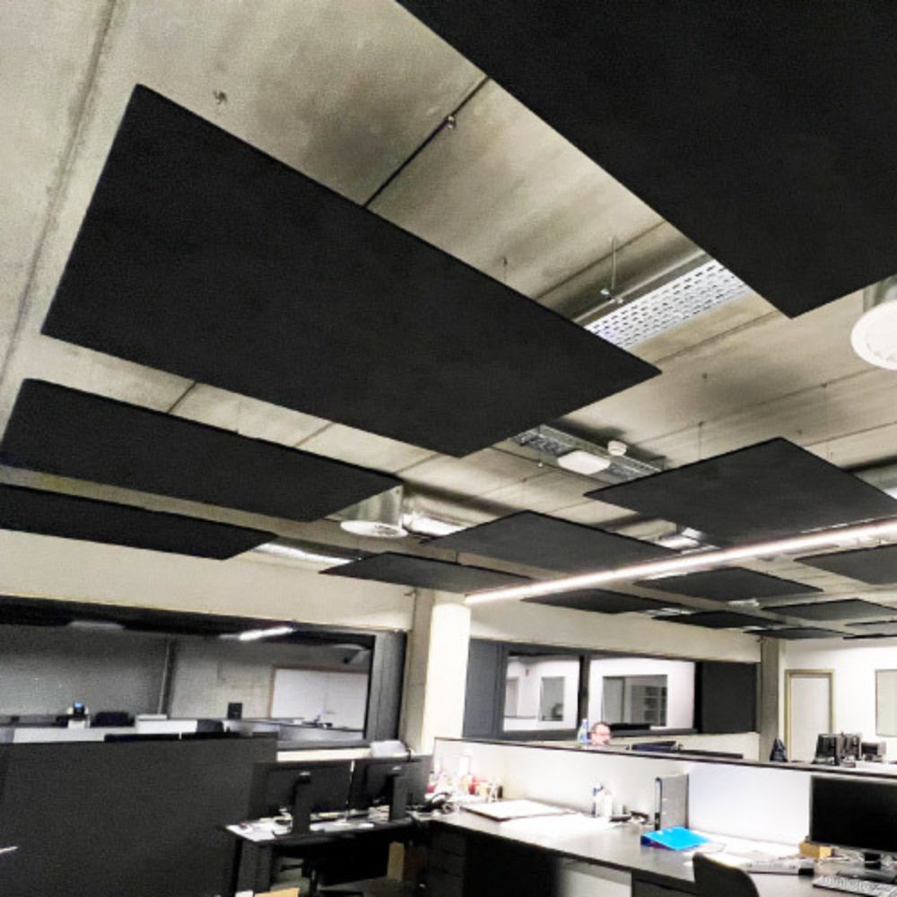 Akustikregulering til loftet i åbne kontorlandskaber