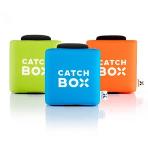 Catchbox mod trådløs mikrofon til at kaste med imellem deltagerne. Egnet for mennesker med høretab, da lydsystemet kan kobles til personlige høretekniske apparater.