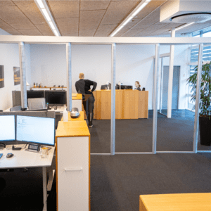 Lydmiljøet i storrumskontor blev løst med akustisk glasvæg